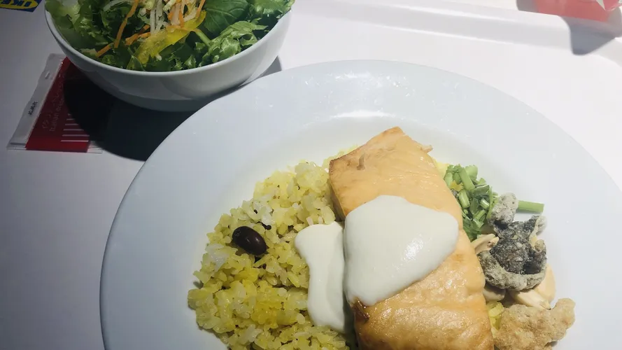 小さな穴に電源コードを通して壁に穴を開けずにダイソンを立てる